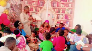 Ils étaient nombreux ce samedi 20 décembre, à prendre activement part à l’atelier de lecture du ‘’Le Multipartisme Expliqué Aux Enfants’’. Ce livre du journaliste Idriss Lissom a également attiré médias et parents au siège de la maison d’édition Éclosion à Akwa-Douala.