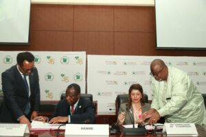 Droits des enfants en Afrique : le RINADH et le CoAEDBEE paraphent un accord-cadreLe Président du Réseau des institutions nationales africaines des Droits de l’Homme (RINADH) Pr James Mouangue Kobila et la présidente du Comité africain d’experts sur les Droits et le bien-être de l’enfant 