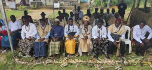 Parée de ses plus fastueux atours, sous un ciel incandescent de saison sèche encore suspendu aux premières pluies, l'esplanade a accueilli l’intronisation de Sa Majesté Alexis Ndjeng comme chef de 2ᵉ degré du canton Log-Hende