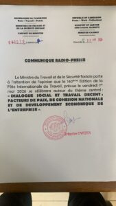 Fête du travail 2026 : le ministre Grégoire Owona dévoile enfin le thème Suite à la publication de La Voix Du Koat d'un article relatif au désarroi des organisations professionnelles face à l'absence du thème de la Journée internationale du travail, le gouvernement camerounais a enfin réagi. Dans la soirée de ce mercredi 22 avril 2026, le ministre du Travail et de la Sécurité sociale Grégoire Owona a rendu public un communiqué radio renseignant sur la thématique de cette édition : « Le ministre du Travail et de la Sécurité sociale porte à l'attention de l'opinion que la 140ème édition de la Fête Internationale du travail, prévue le vendredi 1er Mai 2026 se célèbrera autour du thème central "Dialogue social et travail décent, facteurs de paix, de cohésion nationale et de développement économique de l'entreprise’’ ». 