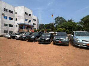 Ils sont huit présumés malfrats. Tous des repris de justice, interpellés à Bertoua, Yaoundé et Douala. Ils ont été présentés à la presse camerounaise le 1er juin. Parmi le butin saisi, 121 millions Fcfa, 15 kg d’or, 12 voitures de luxe, 32 munitions de calibre 9 et de nombreux biens saisis.