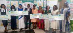 Les dix étudiantes de l'École d'infirmiers spécialisés opticiens réfractionnistes-sages-femmes de Yaoundé, finalistes du grand concours scientifique Excellence Dafra, ont rivalisé d’adresse ce vendredi 5 juin 2026. Les vainqueurs repartent avec d’importantes bourses d’études et un voyage pour l’étranger.