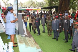 Entre les visiteurs déguisés dans les costumes des forces armées, ceux qui s’exercent au port des armes, le ministre de la Défense a fait corps avec la foule afin de procéder à la reconnaissance des différents corps de l’armée, présent sur le site du Mindef à Promote.
