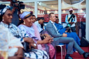Honorable Marie-Solange Djabou, honorable Cécilia Dione Njumbe, la sénatrice Elizabeth Regina Mundi. Trois femmes de poigne qui impactent l’environnement politique au Cameroun. Ce panel riche n’a pas eu besoin de ramdam médiatique pour attirer les femmes et beaucoup de jeunes filles