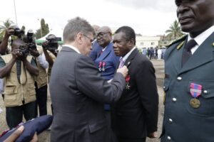 Ce 22 juillet 2026, la cour d’honneur de l’École Supérieure Internationale de Guerre (Esig) de Yaoundé a abrité la cérémonie solennelle de remise des brevets de la 21ème promotion. Présidée par le ministre Délégué à la Présidence chargé de la Défense, Joseph Beti Assomo, en présence de l’Ambassadeur de France au Cameroun, S.E. Sylvain Riquier, et du Commandant de l’Esig, le Général de Brigade Valère Nka, cette cuvée de 54 officiers supérieurs issus de 23 pays marque un nouveau jalon dans la consolidation du leadership