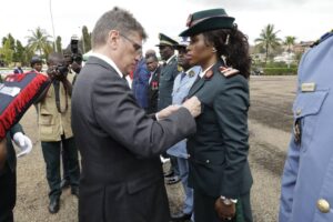 Ce 22 juillet 2026, la cour d’honneur de l’École Supérieure Internationale de Guerre (Esig) de Yaoundé a abrité la cérémonie solennelle de remise des brevets de la 21ème promotion. Présidée par le ministre Délégué à la Présidence chargé de la Défense, Joseph Beti Assomo, en présence de l’Ambassadeur de France au Cameroun, S.E. Sylvain Riquier, et du Commandant de l’Esig, le Général de Brigade Valère Nka, cette cuvée de 54 officiers supérieurs issus de 23 pays marque un nouveau jalon dans la consolidation du leadership