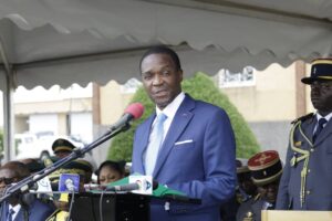 Ce 22 juillet 2026, la cour d’honneur de l’École Supérieure Internationale de Guerre (Esig) de Yaoundé a abrité la cérémonie solennelle de remise des brevets de la 21ème promotion. Présidée par le ministre Délégué à la Présidence chargé de la Défense, Joseph Beti Assomo, en présence de l’Ambassadeur de France au Cameroun, S.E. Sylvain Riquier, et du Commandant de l’Esig, le Général de Brigade Valère Nka, cette cuvée de 54 officiers supérieurs issus de 23 pays marque un nouveau jalon dans la consolidation du leadership