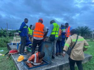 Pendant 36 heures, sans relâche, les équipes techniques de la Camwater ont sécurisé l’infrastructure. Ces travaux préventifs ont sauvé les quartiers de Douala, d’une perturbation importante dans l’alimentation en eau potable.