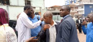 Arrêtés pour suspension de vol de lunettes du Minepat, Alamine Ousmane Mey, alors que les mêmes lunettes ont été retrouvées le même jour chez le ministre selon sa cellule de communication, les journalistes racontent l'enfer des geôles au Commissariat central n1. Après avoir obtenu leur libération, le Syndicat national des Professionnels de l’information et de la Communication (SPIC) exige du ministre, des excuses officielles à la profession et la pleine réparation des dommages subis.