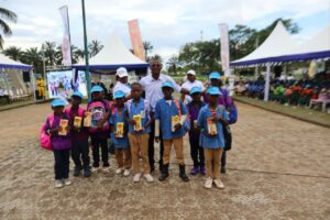 La deuxième édition de l’Excellence scolaire CALM a célébré, samedi 12 septembre, le mérite de 271 élèves issus de 28 établissements de l’arrondissement de Dizanguè. Entre distinctions, bourses et kits scolaires, l’initiative du CALM a bénéficié de l’accompagnement de la Socapalm, confirmant la mobilisation de plusieurs acteurs autour de la réussite éducative locale.