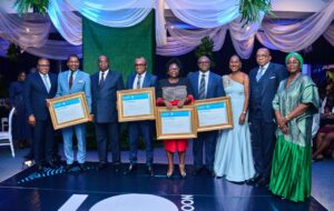 La banque a marqué cet anniversaire à Douala, le 21 octobre 2026, en présence du ministre des Finances, Louis Paul Motaze, et de plusieurs acteurs du secteur économique. La cérémonie a mis à l’honneur les collaborateurs, les clients et les partenaires de la banque.