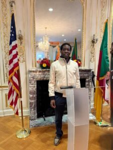 DÉCLARATION À L’OCCASION DE LA JOURNÉE MONDIALE DU TRAVAIL DÉCENT AU CAMEROUN
Pour le respect des travailleurs, des libertés professionnelles et du dialogue social
À l’occasion de la Journée mondiale du travail décent, célébrée le 7 octobre, notre organisation syndicale réaffirme que le travail décent ne se résume ni à l’accès à un emploi ni au versement d’un salaire. Il suppose la dignité, la sécurité, la protection sociale, la liberté syndicale, le droit à la négociation collective et la possibilité d’exercer son métier sans intimidation ni entrave. La Confédération syndicale internationale place cette année au centre de ses revendications les emplois décents, les salaires permettant de vivre, la sécurité de l’emploi et le respect des droits des travailleurs.
Au Cameroun, cette journée intervient dans un contexte qui appelle la vigilance et la mobilisation de l’ensemble des travailleurs.
Nous ne pouvons parler de travail décent lorsque des professionnels de l’information sont interpellés alors qu’ils exercent leur métier. L’arrestation de quatre journalistes, François Essomba, Igor Gwet Bibey, Solange Djuikam et Pierre Mouchili, interpellés en septembre 2026 alors qu’ils couvraient les activités de la Banque islamique de développement au Palais des Congrès de Yaoundé, constitue un signal préoccupant. Ils ont été placés en garde à vue dans le cadre d’une affaire portant sur la disparition des lunettes du ministre de l’Économie, de la Planification et de l’Aménagement du territoire. Les quatre journalistes ont ensuite été libérés.
Nous considérons que l’exercice d’une profession ne peut exposer un travailleur à une privation de liberté dans des circonstances qui ne respectent pas les garanties attachées à son statut et à ses droits. Le journaliste est un travailleur. Son outil de travail est l’information. Toute pression qui l’empêche d’exercer librement son métier constitue une atteinte au travail décent.
Nous exprimons également notre préoccupation face à la suspension de la chaîne Vision 4 pour une durée d’un mois par le Conseil national de la communication, décision prise lors de sa session extraordinaire du 29 septembre 2026. Le CNC a également suspendu le journaliste Thaddée Martial Owona pour six mois et Boni Meyene Philippe pour un mois.
Nous rappelons que derrière une entreprise de presse se trouvent des travailleurs, des journalistes, des techniciens, des cameramen, des monteurs, des administratifs, des agents commerciaux et d’autres professionnels dont les revenus dépendent de la continuité de leur activité. Toute décision affectant un média doit donc prendre en compte ses conséquences sur l’emploi et les travailleurs. Le ministère de la Communication a lui-même indiqué avoir demandé le rétablissement de Vision 4 dans le bouquet Canal+.
La situation qui prévaut dans les aéroports du Cameroun appelle également notre attention. Les organisations syndicales représentant les conducteurs et transporteurs annoncent une grève à partir du 12 octobre 2026 pour contester les conditions d’introduction de TaxiGo, le coût des véhicules, le modèle de financement et les tarifs annoncés.
Nous refusons qu’une transformation technologique soit conduite au détriment des travailleurs. La modernisation du transport aéroportuaire doit se faire dans le dialogue, avec les organisations syndicales, les transporteurs et les travailleurs concernés. La digitalisation ne peut devenir un instrument de précarisation, d’exclusion ou de remise en cause des investissements réalisés par ceux qui vivent de leur métier.
Notre organisation appelle donc le gouvernement à privilégier le dialogue social. Nous demandons la protection effective des travailleurs, le respect de la liberté syndicale, la garantie de la liberté d’exercer son métier et l’ouverture immédiate de cadres de concertation dans les secteurs où des conflits apparaissent.
Le Cameroun ne peut construire une économie durable avec des travailleurs fragilisés, des professionnels empêchés d’exercer et des organisations syndicales réduites au silence.
Le travail décent n’est pas une faveur. C’est un droit. Le dialogue social n’est pas une faiblesse. C’est une obligation. Et la dignité du travailleur ne se négocie pas.
Fait à Yaoundé, le 8 octobre 2026
Pour l’organisation syndicale
Le Secrétaire général