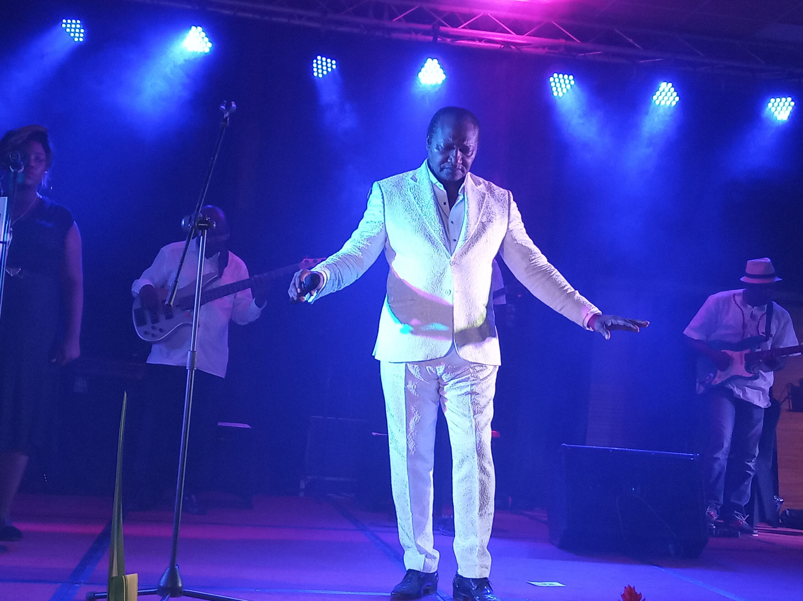 Après vingt neuf ans hors des frontières de son Cameroun natal, Elvis Kemayo, le célèbre artiste des années 90 et présentateur vedette de l’émission « télé podium » sur la Cameroon radio and television (Crtv)  a signé son comeback, avec un concert géant à Douala