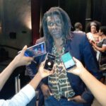 Emmanuel Pi Djob et des journalistes