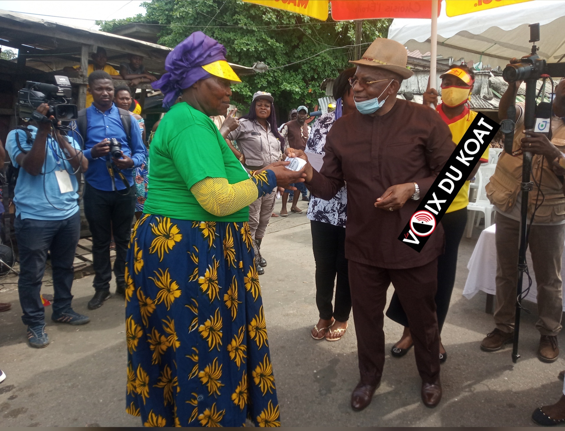 Journée Mamie Lucia : le programme qui magnifie la Bayam-sellam L’honorable Fandja Gabriel est descendu dans des marchés de Douala 4ème ce mercredi 18 novembre 2020, apporter son soutien aux commerçantes.