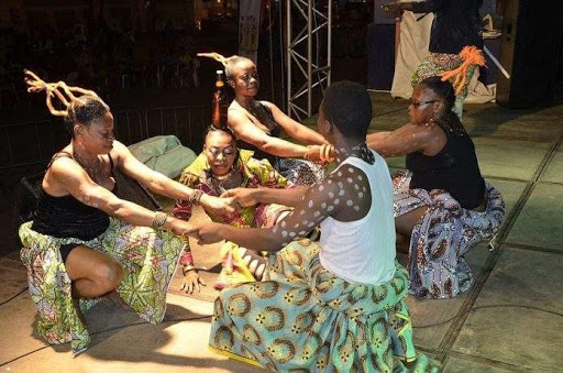 Du 22 décembre 2020 au 2 janvier 2021, le festival Douala Fiesta se déroulera simultanément sur 4 des 6 arrondissements de la ville de Douala.