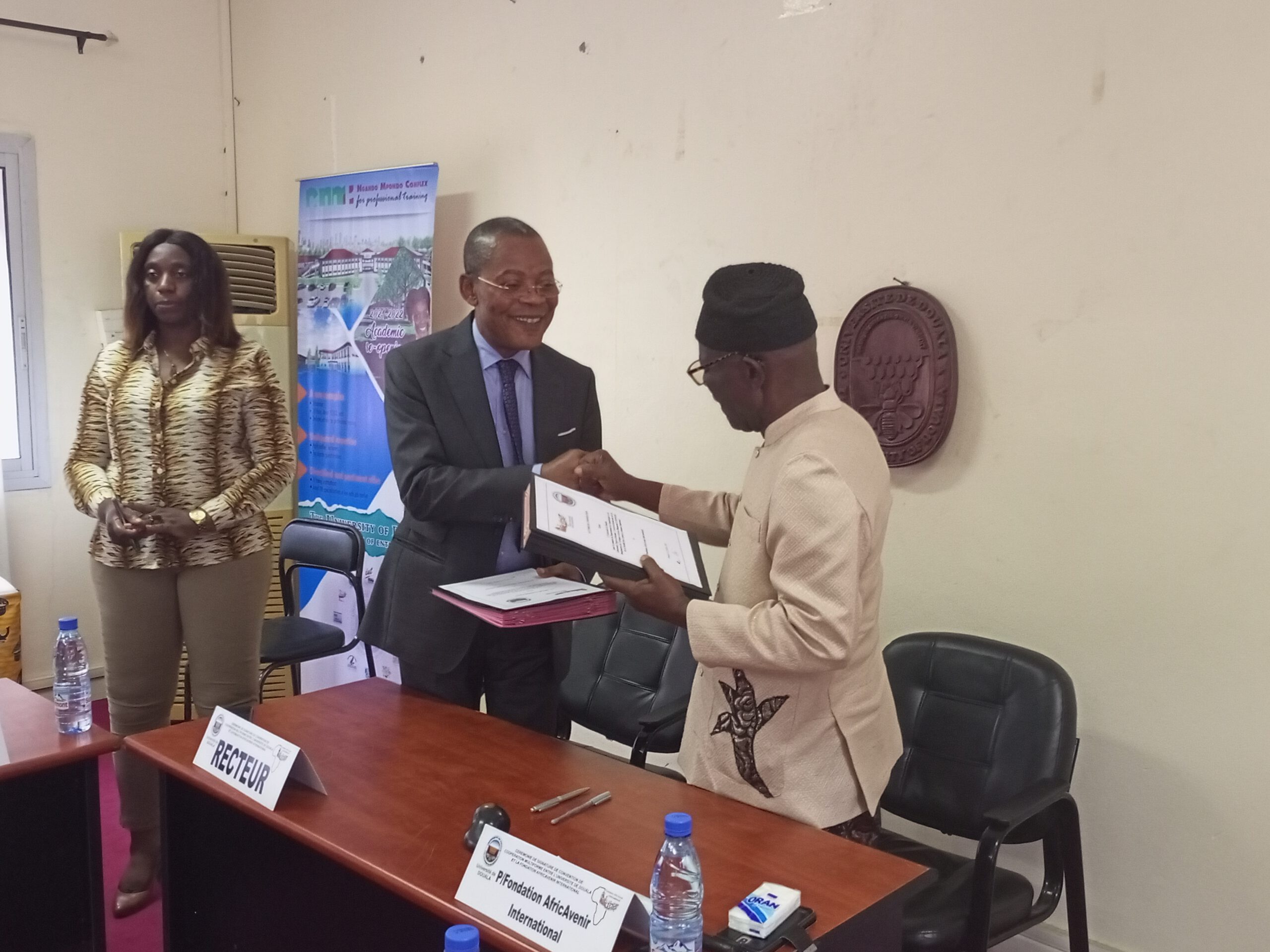 Enseignement : l’Université de Douala et la fondation AfricAvenir liées par une convention de coopération