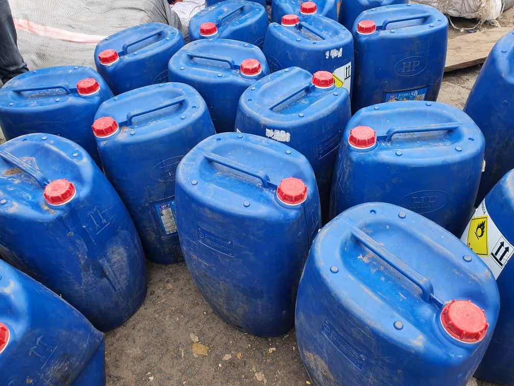 Plus de 1100 litres  de peroxyde d’hydrogène, utilisé dans la fabrication des engins explosifs improvisés ont été saisis le 7 septembre 2021 par les éléments de la brigade commerciale