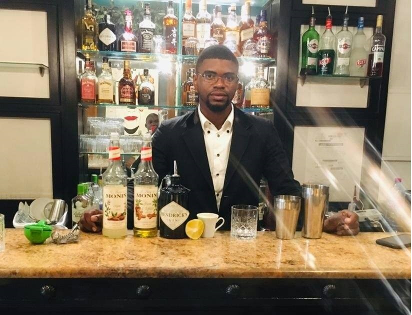 À partir des boissons classiques, ce jeune camerounais crée des mélanges aux gouts et saveurs exceptionnels. À la découverte de ce professionnel de la nuit qui régale les palais de ses clients.  