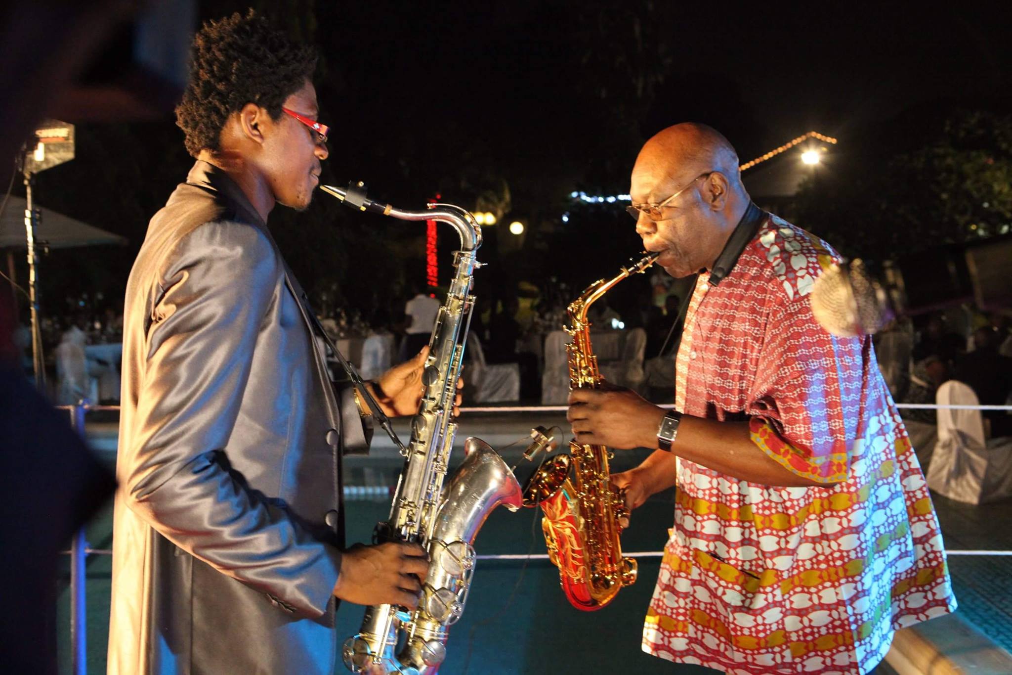 Le saxophone s’est dévoilé à lui très tôt. A 16 ans, Alain Rodrigue Oyono, de son nom d’artiste Alain Oyono, se faisait déjà des fans grâce à son jeu. Influencé par les jazzmen Kennedy, Dave Koz, Groover Washington, Charlie Parker et Manu Dibango, Alain Oyono