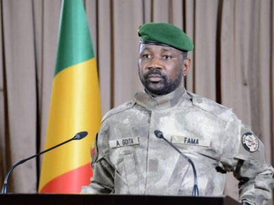 Les deux institutions des États d'Afrique de l'Ouest ont pris une série de sanctions sévères pour forcer la main à Assimi Goïta. Le Colonel dénonce une instrumentalisation de puissances étrangères.