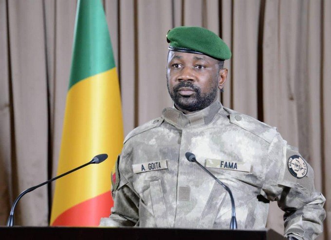 Les deux institutions des États d'Afrique de l'Ouest ont pris une série de sanctions sévères pour forcer la main à Assimi Goïta. Le Colonel dénonce une instrumentalisation de puissances étrangères.