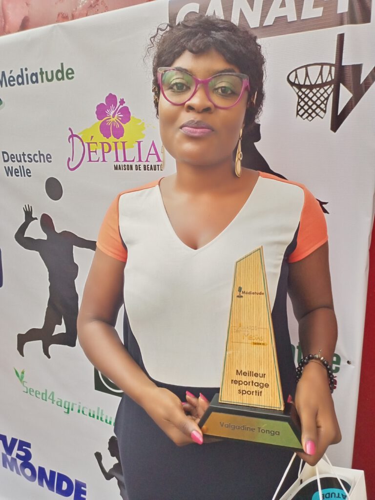 Le prix a été décerné à sa Directrice de publication, Valgadine Tonga lors de la cérémonie de remise des Awards samedi, 26 mars 2022 à Yaoundé.