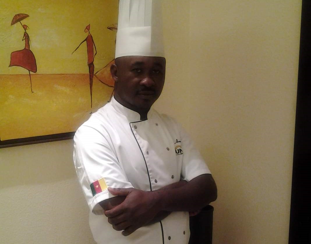 Avant de côtoyer les grands noms de la gastronomie mondiale, il a eu sa mère. Le Chef Exécutif Armand Ewolo est un Camerounais qui l’assume dans ses plats.