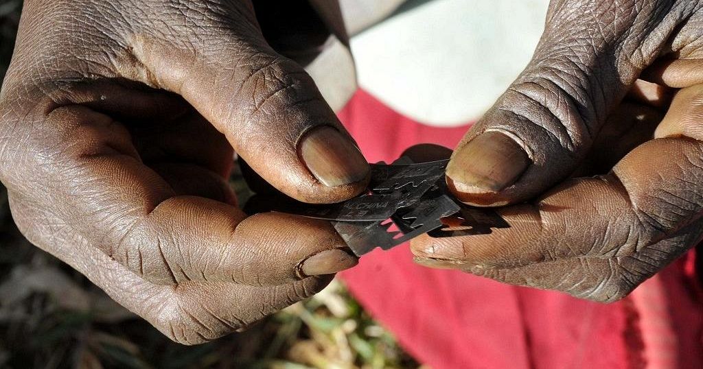 Mutilations génitales féminines au Cameroun : Faute d’occupations, les exciseuses renouent avec les lames