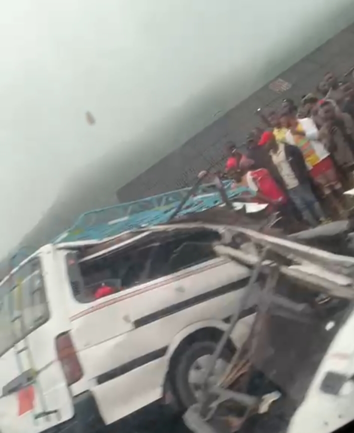 Vendredi meurtrier à Limbe au Cameroun. Un bus transportant des élèves est entré en collision avec un camion au niveau de Moliwe