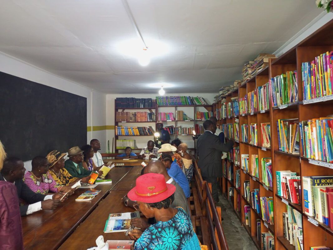 Lycée de Logpom : l’honorable Pokossy Ndoumbè dote la bibliothèque de 300 livres
