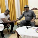 Simon Dupong (à gauche)  et le Sous-préfet Bamdja Djoh Aurélien (à droite)