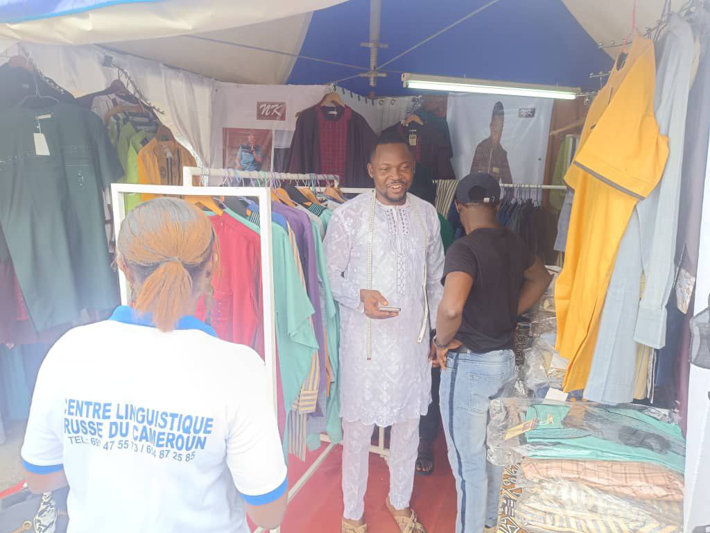 Le créateur de mode Christian Adanlinkpon est venu à la Foire Internationale des Affaires et du Commerce de Douala, apporter l’élégance et la simplicité vestimentaire aux hommes.