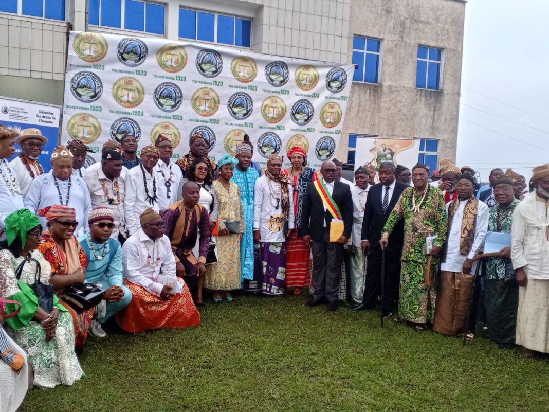 La Commission des Droits de l’Homme du Cameroun a rassemblé les gardiens de la tradition et autorités administratives et les populations, à l’esplanade de la mairie de Buea, pour la célébration de la 13ème édition de la journée des peuples autochtones, ce 9 août 2024