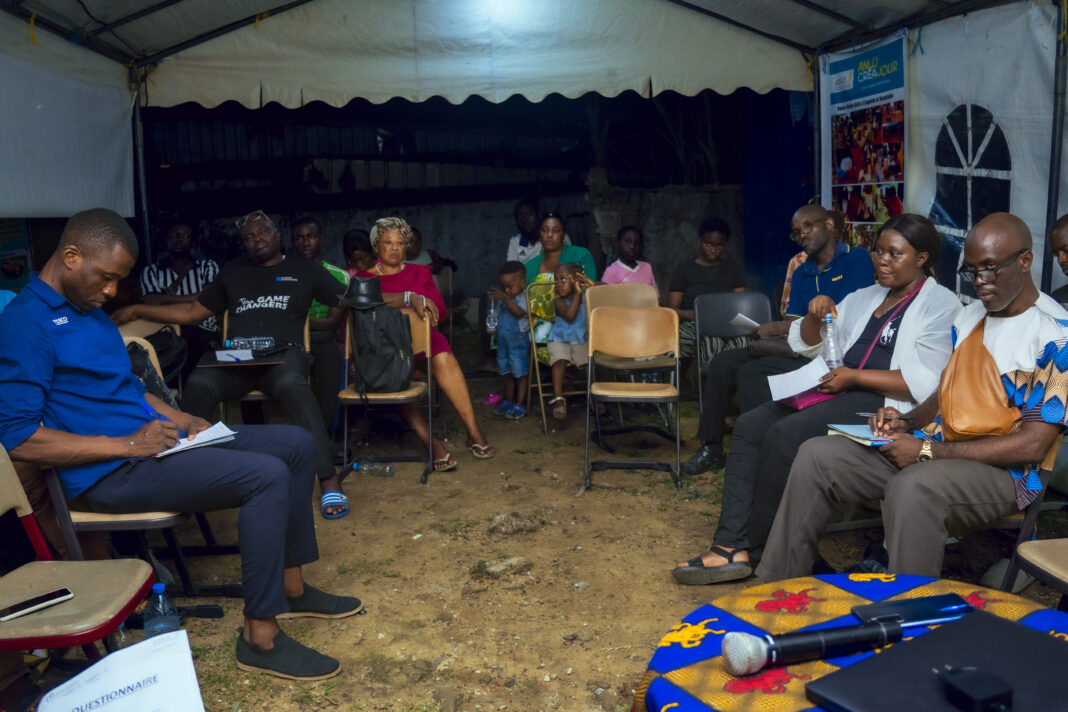 À Douala 3ème, une soirée mémorielle organisée par la Bibliothèque Anlu autour du film “La véritable histoire du Cameroun” a rassemblé enseignants, parents et jeunes dans un élan de vérité. Un acte citoyen fort à l’orée des élections présidentielles.