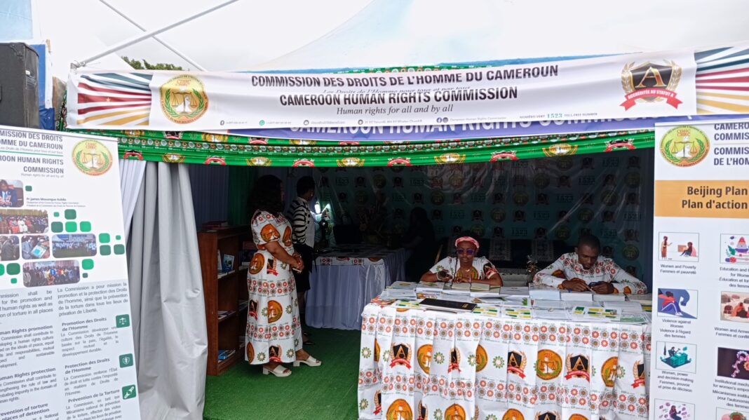 Au Salon de l’Action Gouvernementale (Sago) en cours à Yaoundé, le stand de la Commission ne cesse d’attirer les regards et d’éveiller les consciences. Cette structure dirigée par le Pr James Mouangue Kobila reste fidèle à sa mission de proximité avec les citoyens.