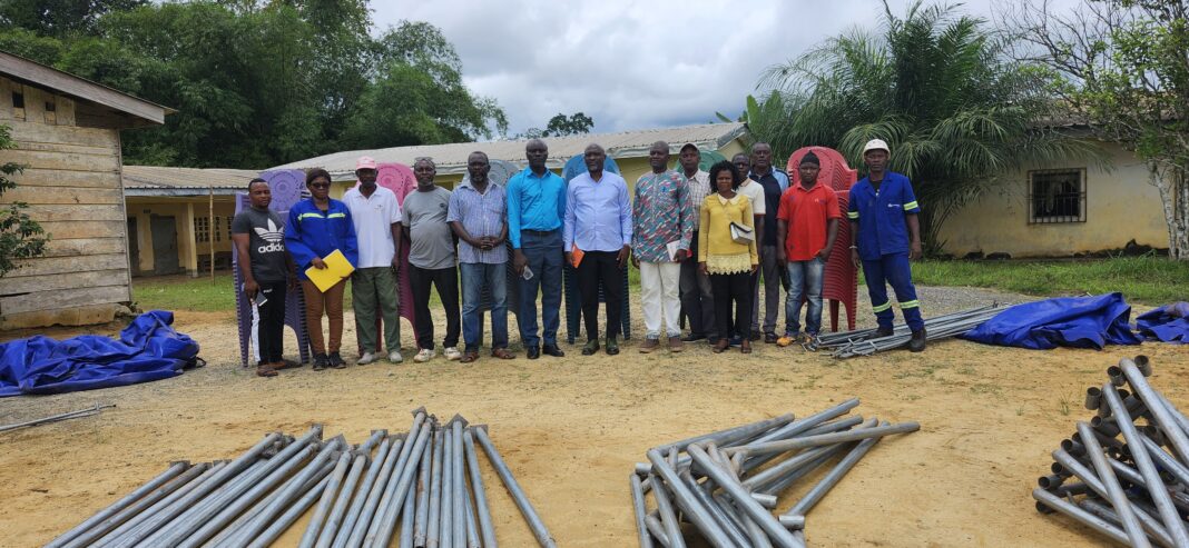 La Société camerounaise de palmeraies a procédé le 17 mars 2026 à la restitution de matériels communautaires au profit de six villages riverains, dans le cadre d’un protocole formalisant le dialogue bipartite autour de micro-projets locaux