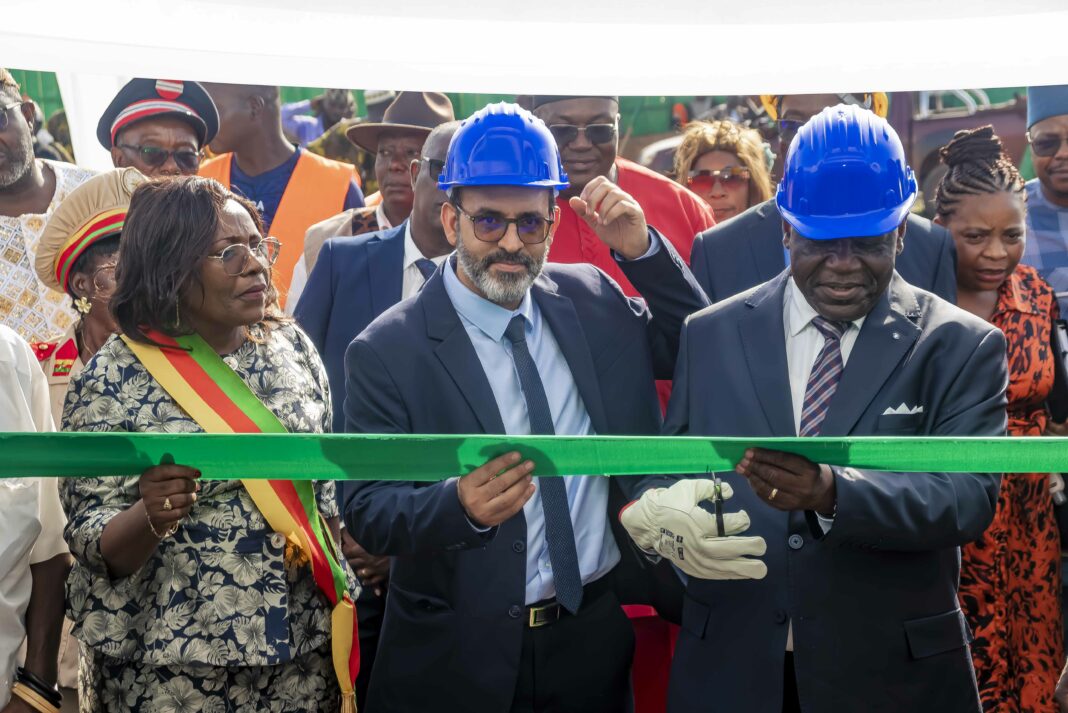 L’État et Opalm ont scellé, ce mercredi 8 avril à Lengué dans le Moungo, le passage à l’acte d’un partenariat public-privé à 45 milliards de FCFA. Sur 40 hectares, ce programme à cinq usines vise à résorber un déficit annuel de 150.000 tonnes d’huile de palme tout en garantissant 5 milliards de revenus aux planteurs villageois. Une stratégie industrielle qui promet de réconcilier souveraineté économique et dignité rurale.