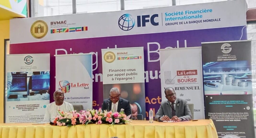 La capitale économique camerounaise s’apprête à accueillir, les 23 et 24 avril prochains, la quatrième édition des CEMAC’s Capital Markets Awards (CCMA), un rendez-vous désormais incontournable pour les acteurs du marché financier en Afrique centrale. Placé sous le thème « Financement de la croissance économique des pays de la zone CEMAC par le marché financier », l’événement ambitionne de repositionner la bourse comme levier stratégique