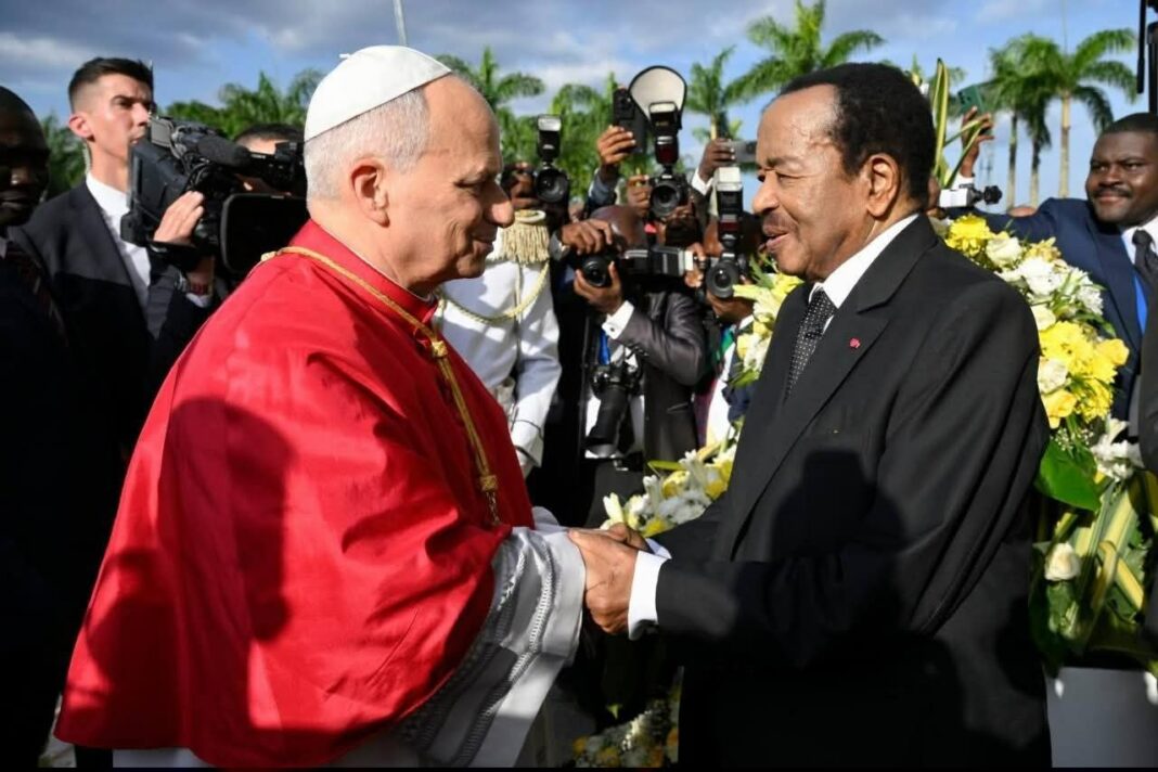 𝗣𝗮𝗽𝗲 𝗟é𝗼𝗻 𝗫𝗜𝗩 𝗮𝘂 𝗖𝗮𝗺𝗲𝗿𝗼𝘂𝗻 : « 𝗟𝗼𝗿𝘀𝗾𝘂𝗲 𝗹𝗲 𝗰𝗵ô𝗺𝗮𝗴𝗲 𝗲𝘁 𝗹’𝗲𝘅𝗰𝗹𝘂𝘀𝗶𝗼𝗻 𝗽𝗲𝗿𝘀𝗶𝘀𝘁𝗲𝗻𝘁, 𝗹𝗲𝘀 𝗳𝗿𝘂𝘀𝘁𝗿𝗮𝘁𝗶𝗼𝗻𝘀 𝗽𝗲𝘂𝘃𝗲𝗻𝘁 𝗲𝗻𝗴𝗲𝗻𝗱𝗿𝗲𝗿 𝘂𝗻𝗲 𝘃𝗶𝗼𝗹𝗲𝗻𝗰𝗲 » La plus haute autorité de l’Eglise catholique romaine a foulé le sol camerounais pour la première fois ce mercredi 15 avril 2026. Dans son calendrier surbooké, le Pape Léon IX a été reçu au Palais de l’Unité, où il a