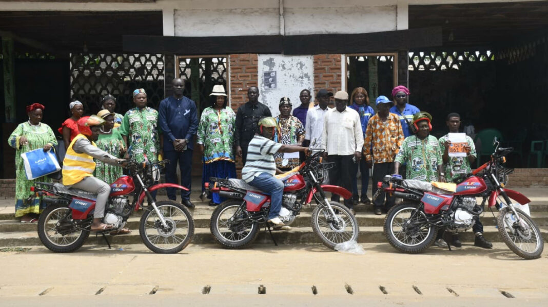 Le 28 avril 2026, la chefferie de Dombe, dans l’arrondissement de Kribi 2, a accueilli la cérémonie de remise des projets d’intérêt communautaire de la Socapalm. En présence du représentant du sous-préfet, trois motos cross ont été remises aux villages Dombé, Bilolo et Bikondo, concrétisant le dialogue tripartite entre l’entreprise, les autorités administratives et les communautés riveraines.