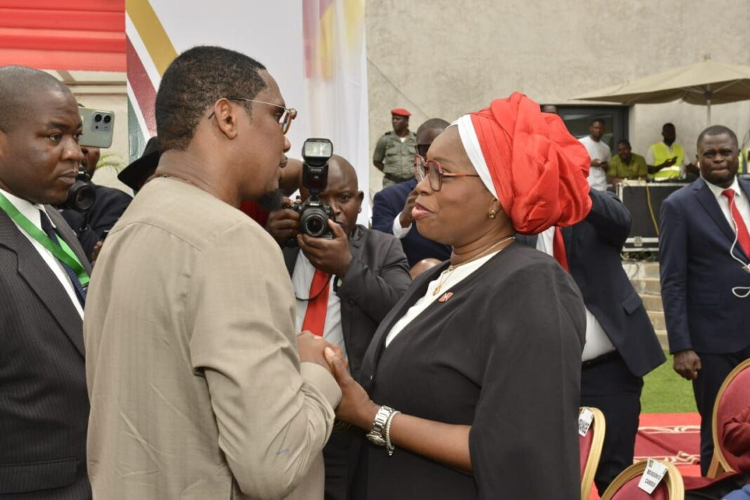 UBA Cameroun continue de réaffirmer son engagement en faveur du développement des infrastructures sportives au Cameroun à travers son partenariat stratégique avec la Fédération Camerounaise de Football (FECAFOOT).