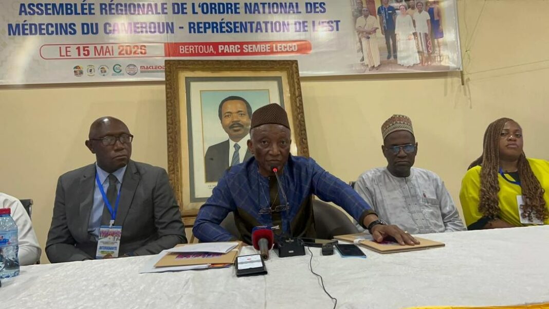 Trente et un. C’est le nombre de médecins spécialistes de toute la région de l’Est, région la plus vaste du Cameroun en termes de superficie. Trente et un, pour des distances qui se comptent en centaines de kilomètres entre Districts de santé, avec des pistes impraticables en saison pluvieuse, et des populations qui meurent chaque jour de maladies les plus banales