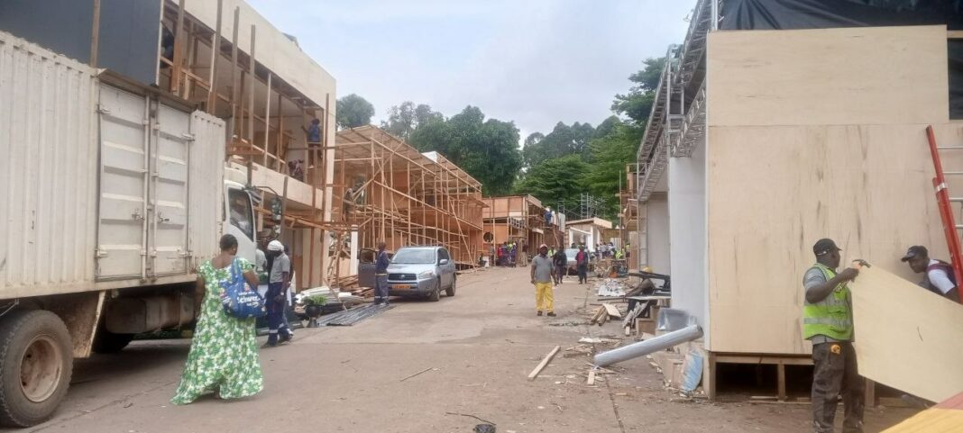 A deux jours du lancement de la 10ème édition du Salon de l’Entreprise, de la PME et du Partenariat (Promote), le Palais des Congrès de Yaoundé s’est mué en véritable chantier.