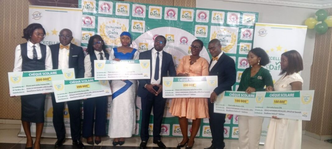 Les dix étudiantes de l'École d'infirmiers spécialisés opticiens réfractionnistes-sages-femmes de Yaoundé, finalistes du grand concours scientifique Excellence Dafra, ont rivalisé d’adresse ce vendredi 5 juin 2026. Les vainqueurs repartent avec d’importantes bourses d’études et un voyage pour l’étranger.