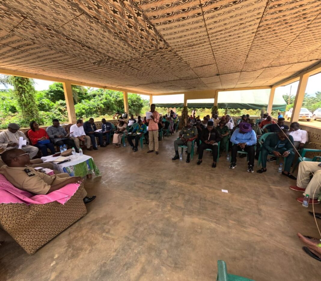 Après plusieurs années d’interruption, la chefferie traditionnelle de Mbongo a retrouvé son rôle de carrefour du dialogue. Sous la présidence du préfet de la Sanaga-Maritime, l’État, la Socapalm et les communautés riveraines se sont retrouvés autour d’une même table pour rouvrir le dossier de la coexistence entre l’exploitation agro-industrielle et les aspirations des populations. Un chantier demeuré sensible.