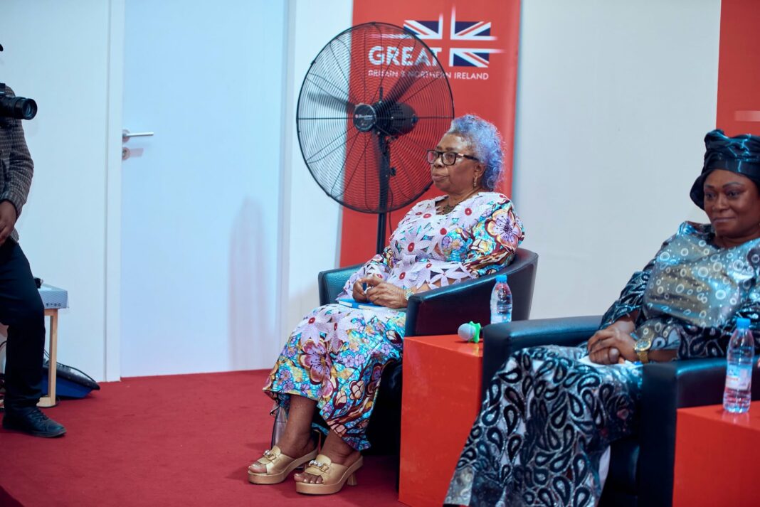 Honorable Marie-Solange Djabou, honorable Cécilia Dione Njumbe, la sénatrice Elizabeth Regina Mundi. Trois femmes de poigne qui impactent l’environnement politique au Cameroun. Ce panel riche n’a pas eu besoin de ramdam médiatique pour attirer les femmes et beaucoup de jeunes filles