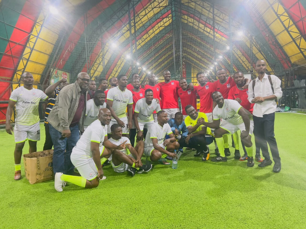la Socapalm a dominé le cabinet Juritax Conseil (2-1) au stade Kimale lors d’un match amical de football interentreprises. Au-delà du score, cette rencontre, orchestrée comme un galop d’essai avant le tournoi Pan-foot, a révélé l’ambition de l’agro-industrie de faire du sport, un levier de cohésion sociale, de communication interne et de performance collective.