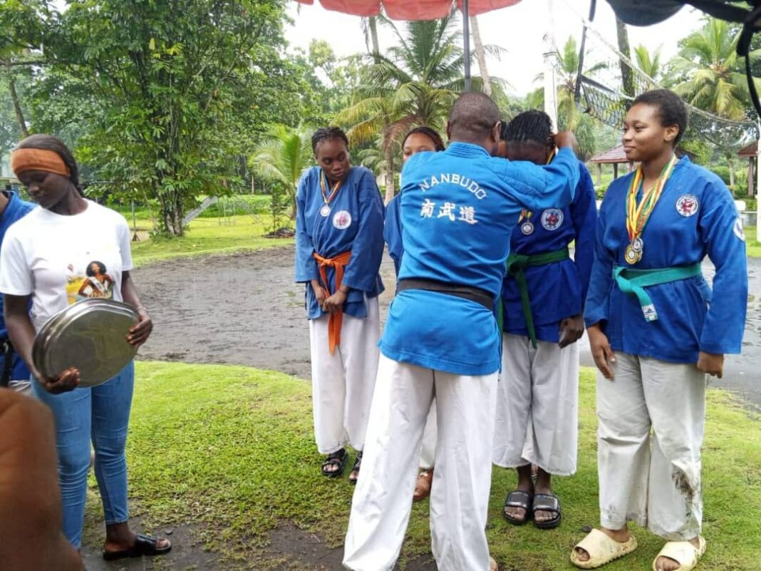 L’acte deux du Stage Régional Seme Nanbudo Championship 2026 s’est achevé le dimanche 12 juillet 2026. Pendant deux jours, les passionnés et amateurs du Nanbudo, étaient à l’école des professionnels de cet art martial. Les entraînements, l’arbitrage, l’initiation au Ju-Randori se sont pratiqués sur le sable fin qui fait le charme de l’Hôtel Seme Beach à Limbé