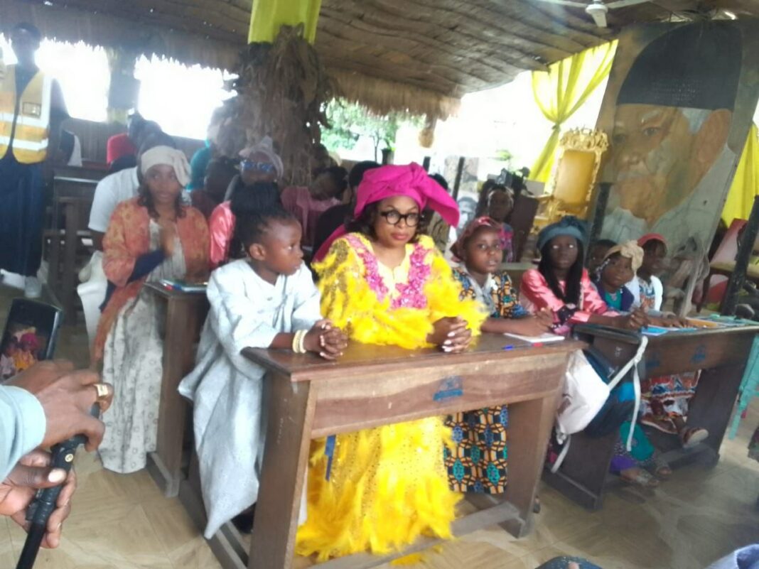Fidèle à la tradition, la chefferie supérieure du canton Bell a officiellement lancé, ce mercredi 1er juillet 2026, la sixième édition de l’école traditionnelle Pond’a Bisai. La cérémonie d’ouverture, présidée par la reine Clarisse Douala Manga Bell à la Case à palabres du Palais royal, marque le début de deux mois de formation consacrés à la transmission de la langue, de la culture et des valeurs du peuple Duala.